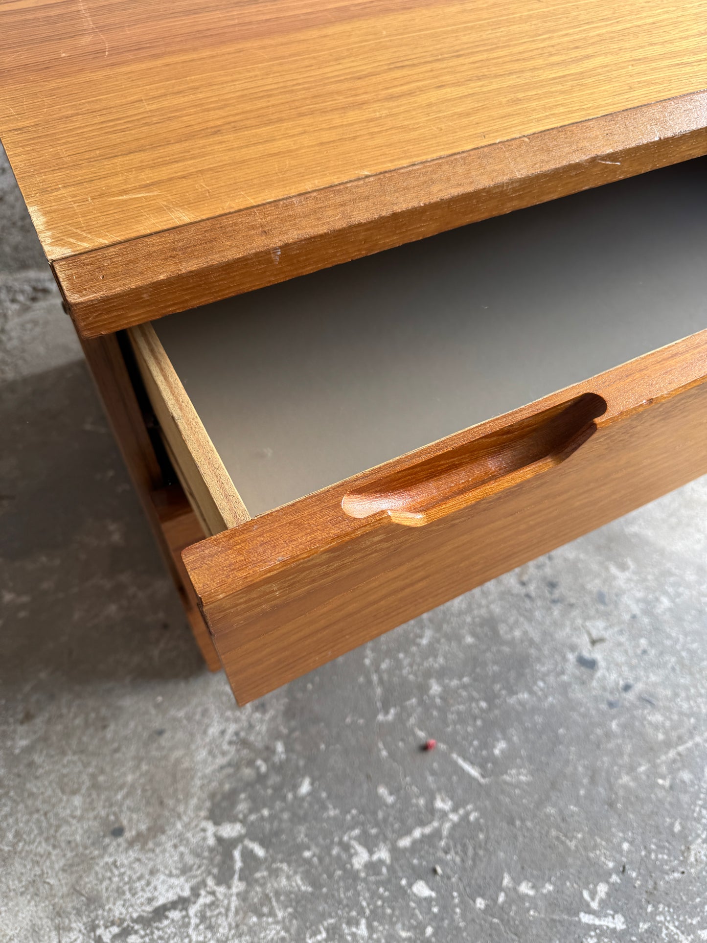Deense teakhouten lage ladekast met drie lades – minimalistisch design uit de jaren 70