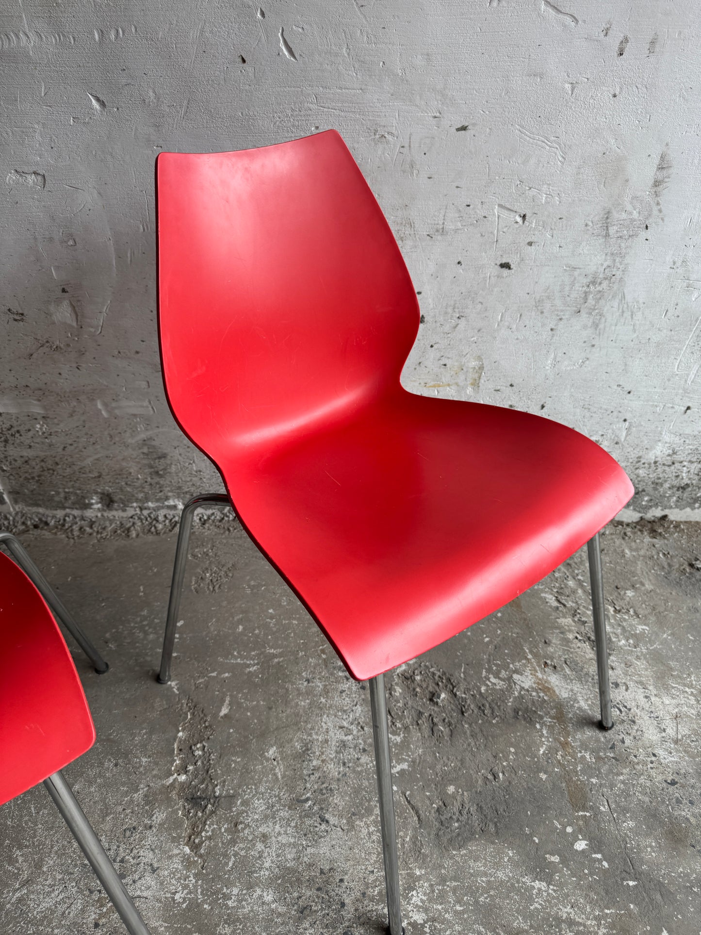Paar rode “Maui” stoelen van Vico Magistretti voor Kartell – Italiaans design