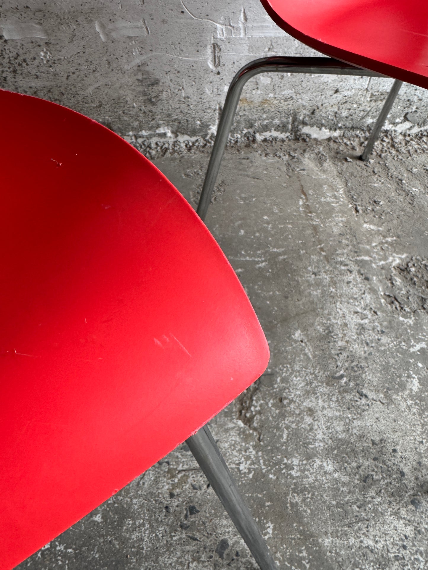 Paar rode “Maui” stoelen van Vico Magistretti voor Kartell – Italiaans design