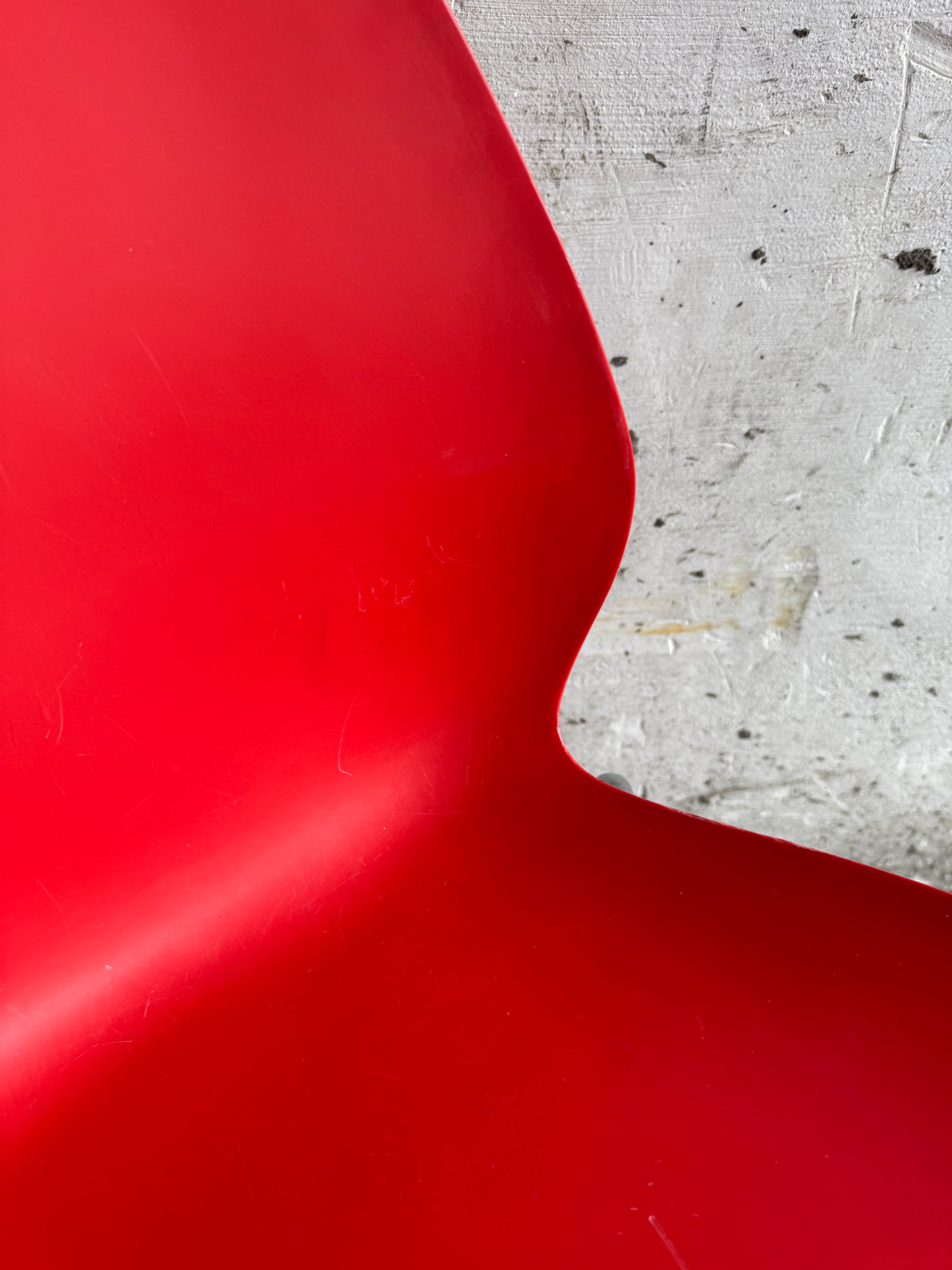 Paar rode “Maui” stoelen van Vico Magistretti voor Kartell – Italiaans design