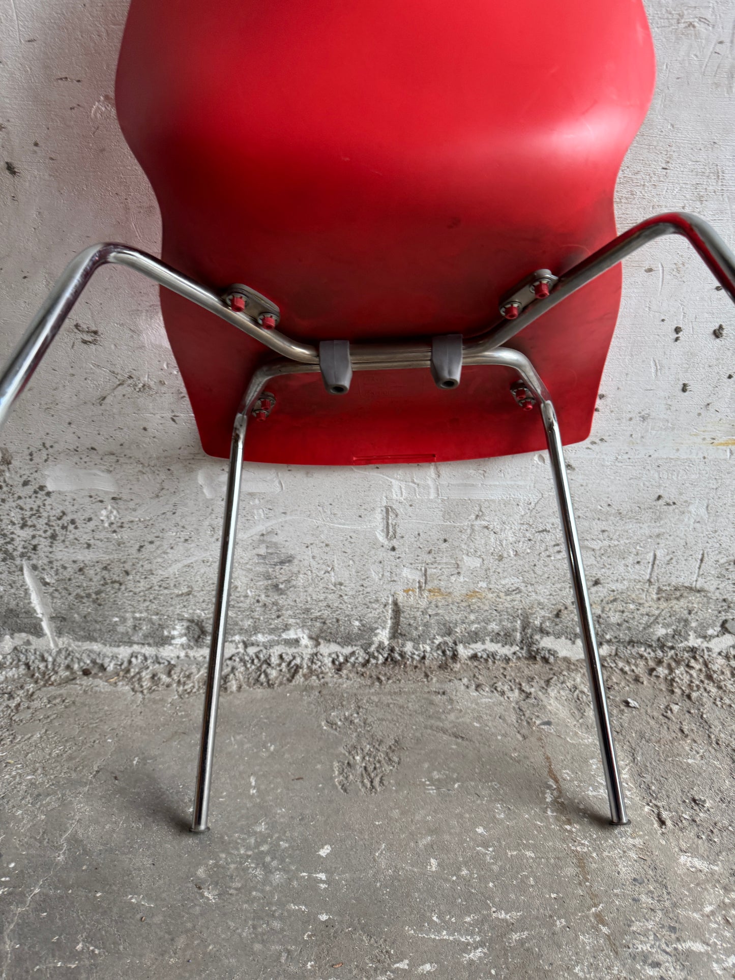 Paar rode “Maui” stoelen van Vico Magistretti voor Kartell – Italiaans design
