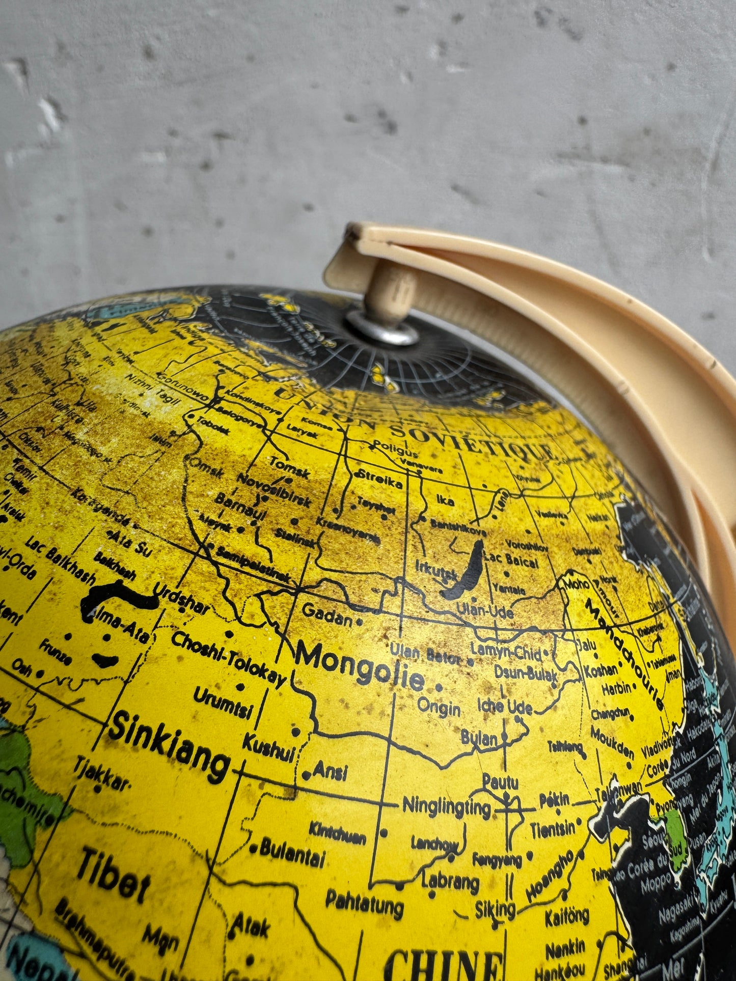 French Vintage School Globe – Black Ocean Model