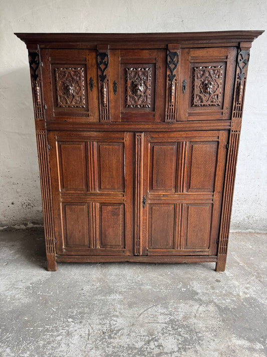 Antieke gesneden houten kast