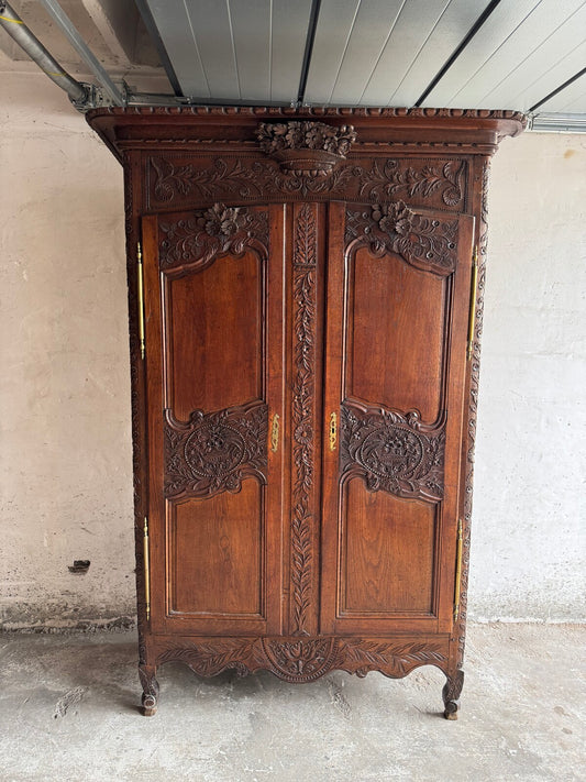 Antieke gesneden houten kledingkast