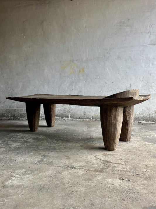 Groot oud Afrikaans bed in massief hout