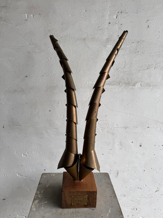 Sculptuurkunstwerk met hoorns