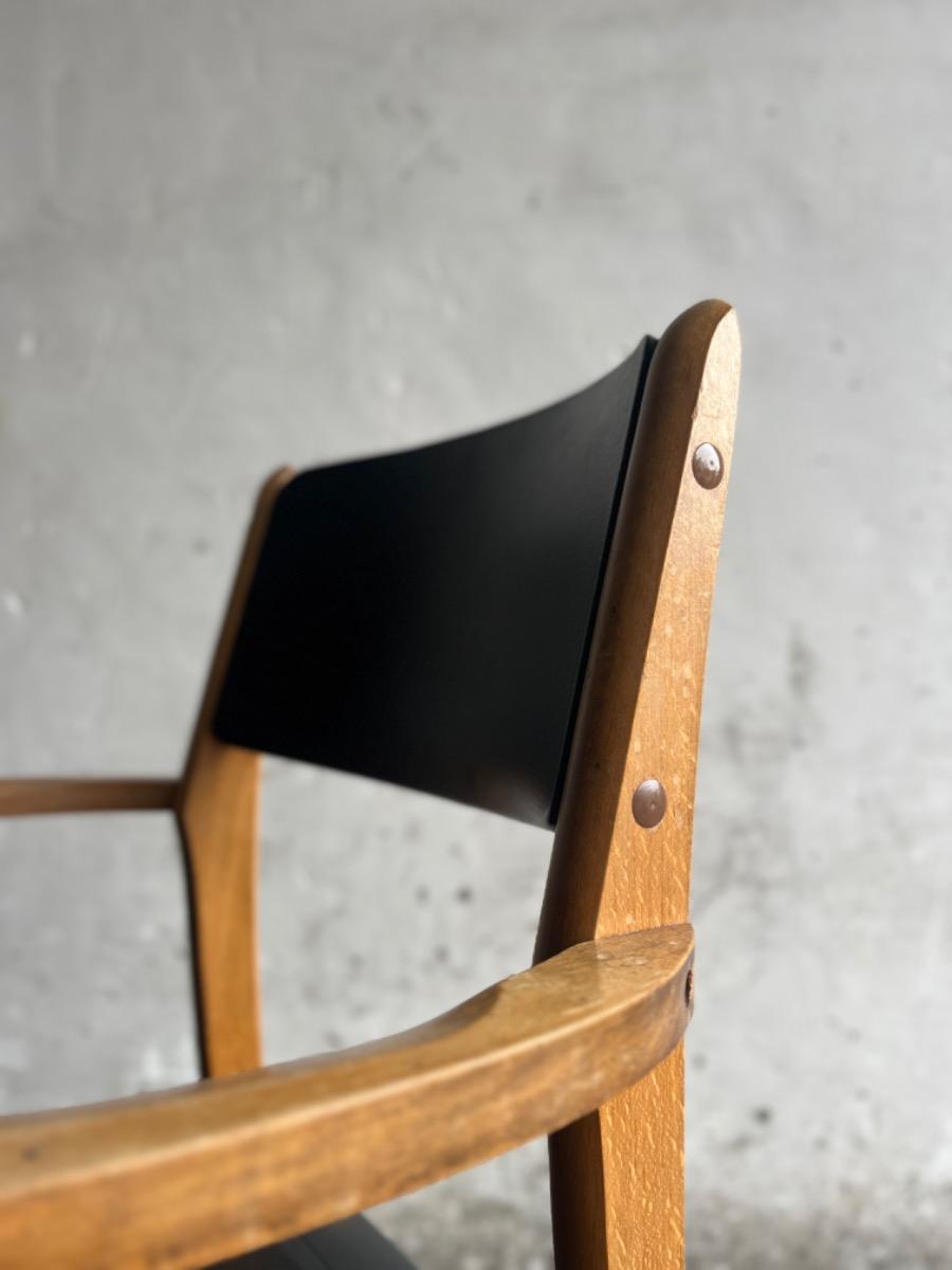 Vintage beukenhouten armstoelen met zwart skai (set van 2)