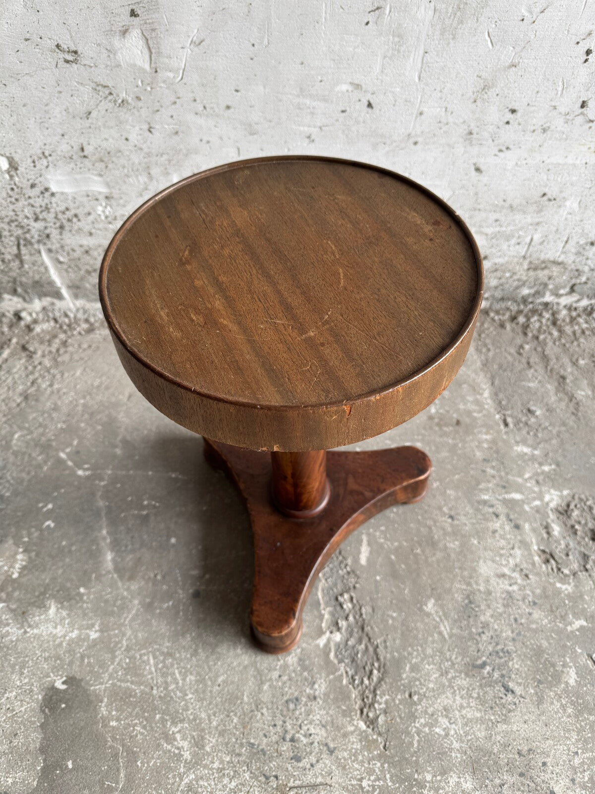 Vintage ronde bijzettafel met massief houten voet