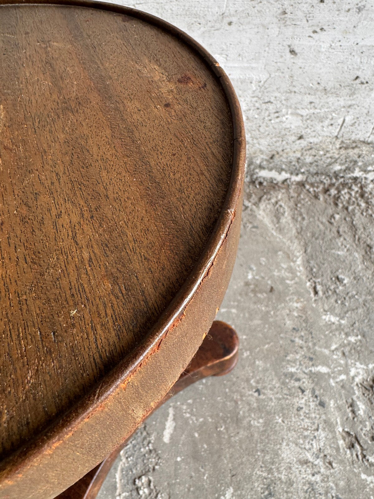 Vintage ronde bijzettafel met massief houten voet