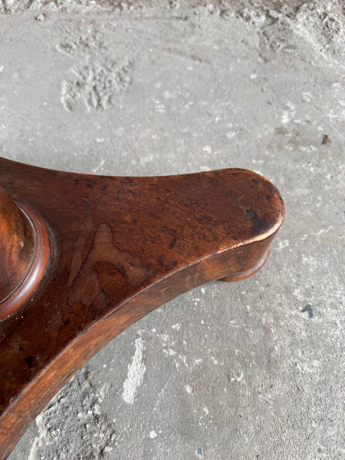 Vintage ronde bijzettafel met massief houten voet