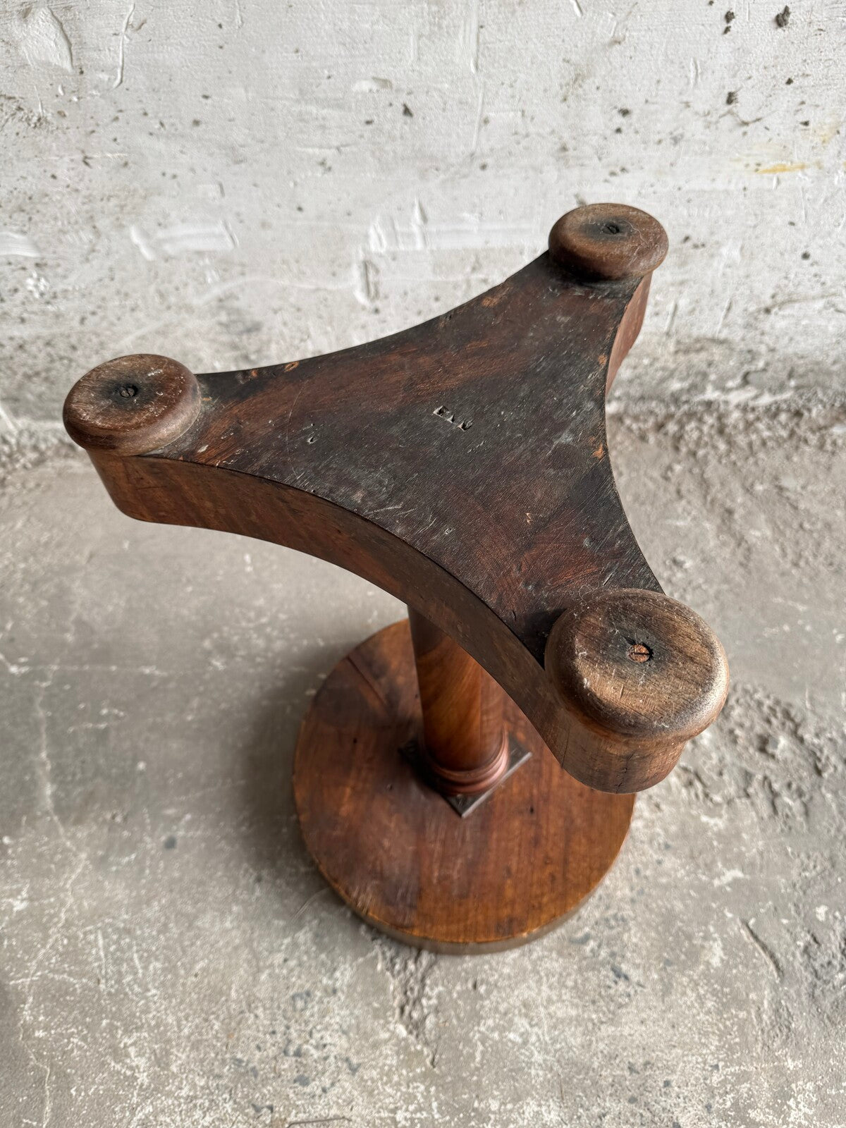 Vintage ronde bijzettafel met massief houten voet