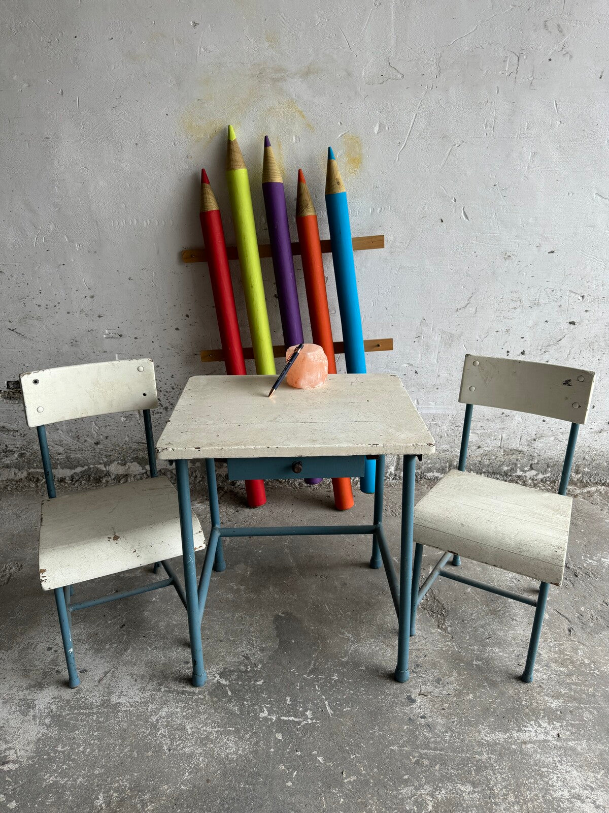 Vintage kinderset met tafel en twee stoelen in wit en blauw