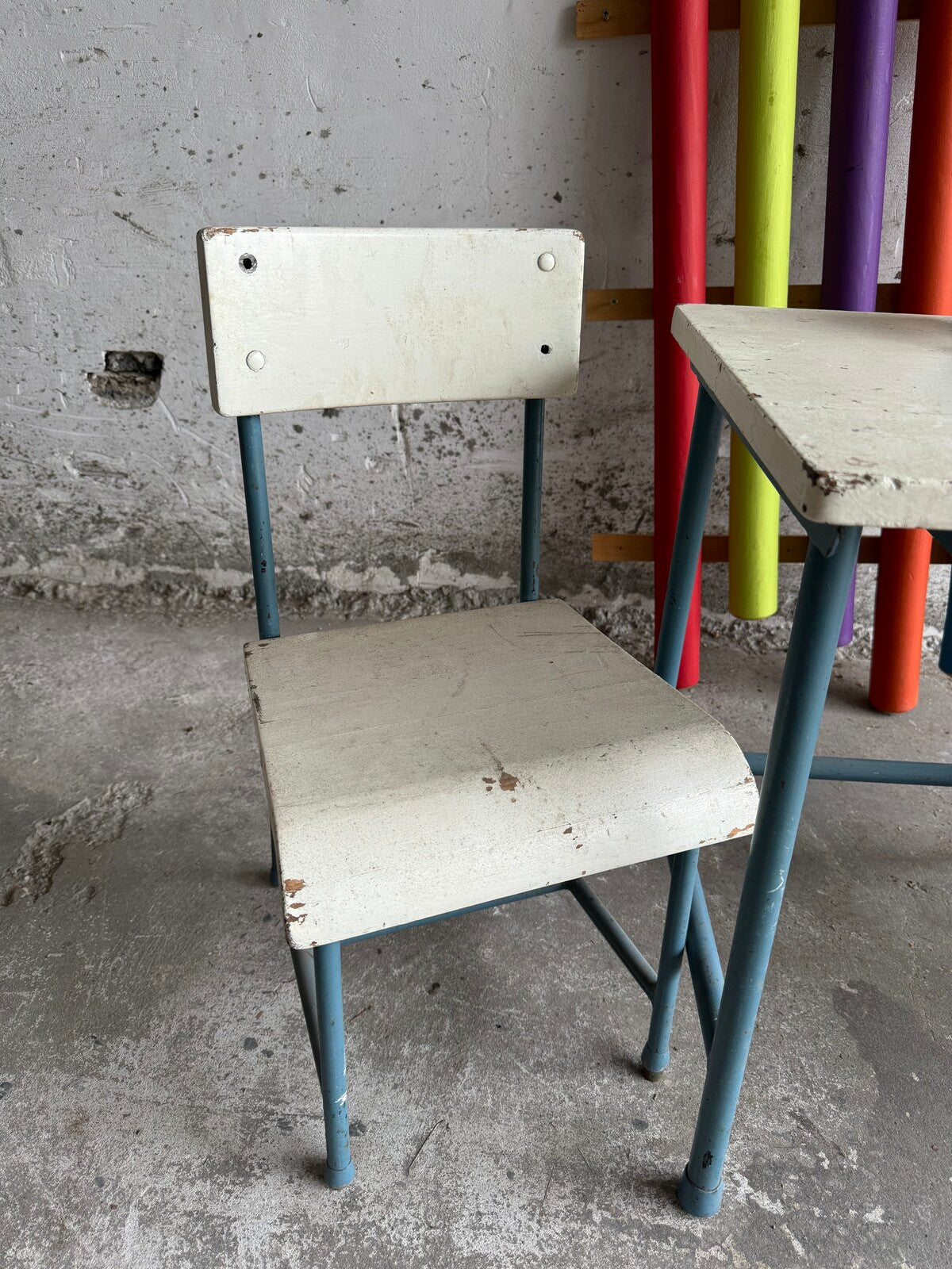 Vintage kinderset met tafel en twee stoelen in wit en blauw