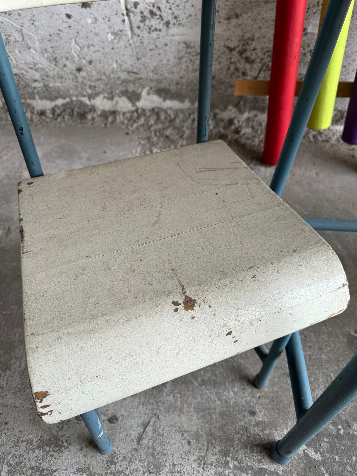Vintage kinderset met tafel en twee stoelen in wit en blauw