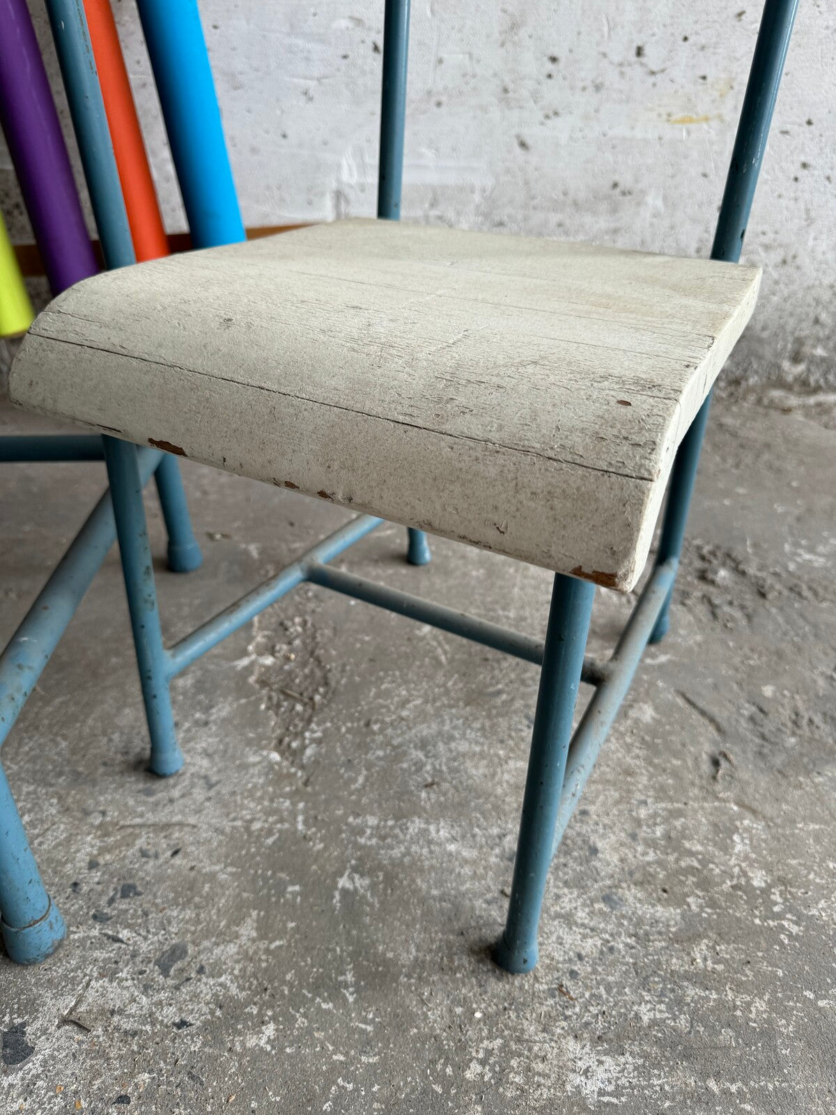 Vintage kinderset met tafel en twee stoelen in wit en blauw