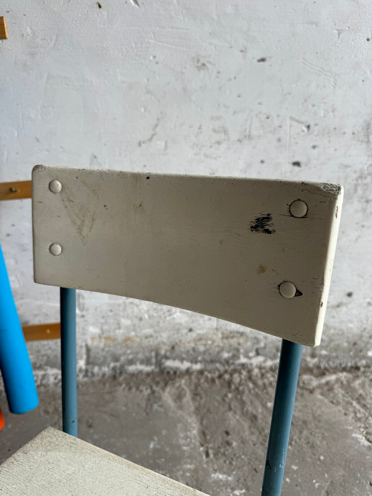 Vintage kinderset met tafel en twee stoelen in wit en blauw
