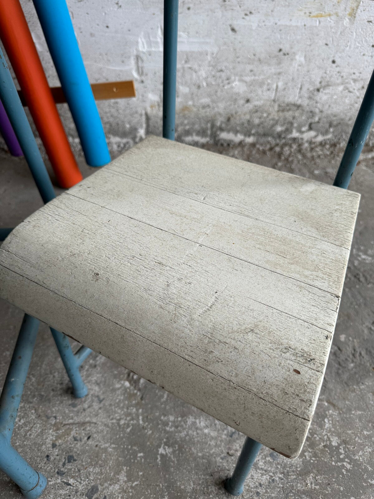 Vintage kinderset met tafel en twee stoelen in wit en blauw