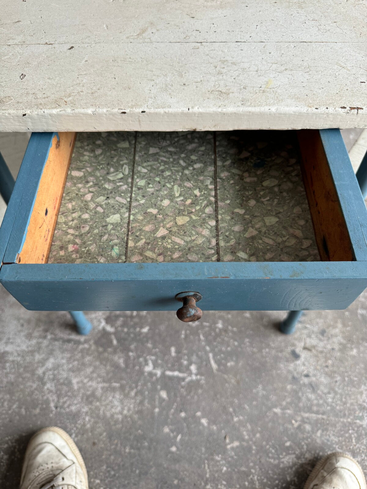 Vintage kinderset met tafel en twee stoelen in wit en blauw