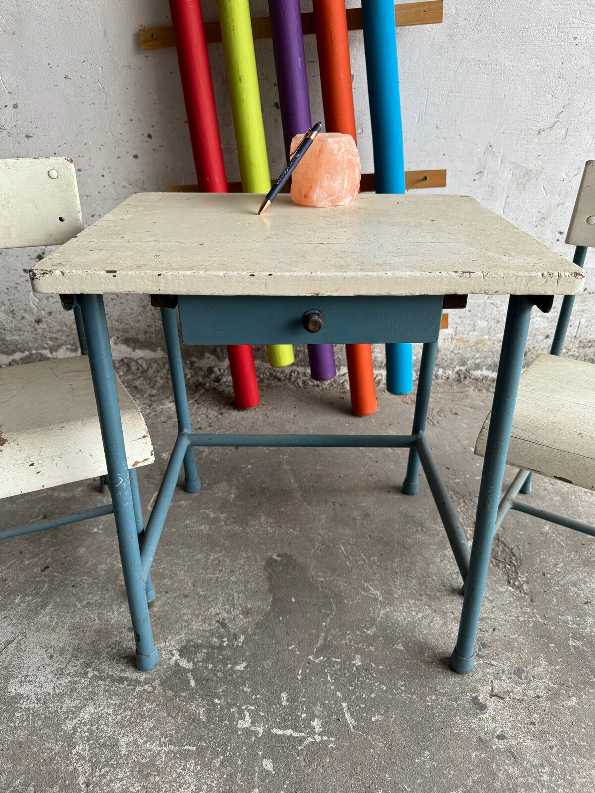 Vintage kinderset met tafel en twee stoelen in wit en blauw