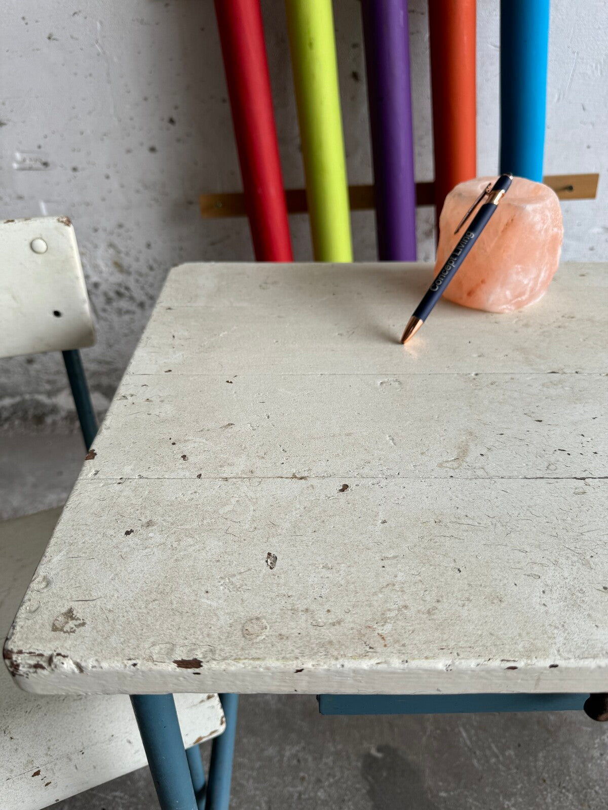 Vintage kinderset met tafel en twee stoelen in wit en blauw