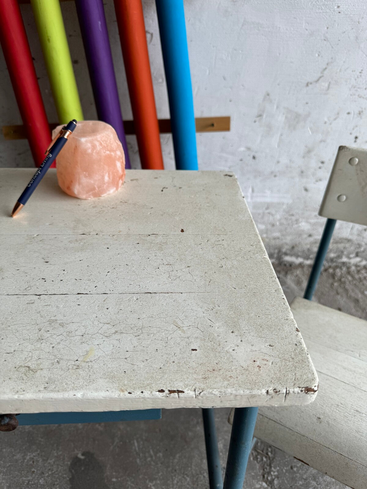 Vintage kinderset met tafel en twee stoelen in wit en blauw