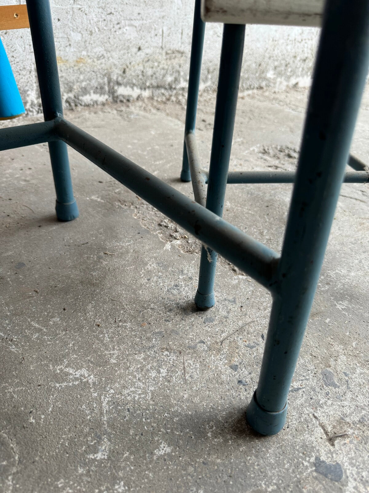 Vintage kinderset met tafel en twee stoelen in wit en blauw