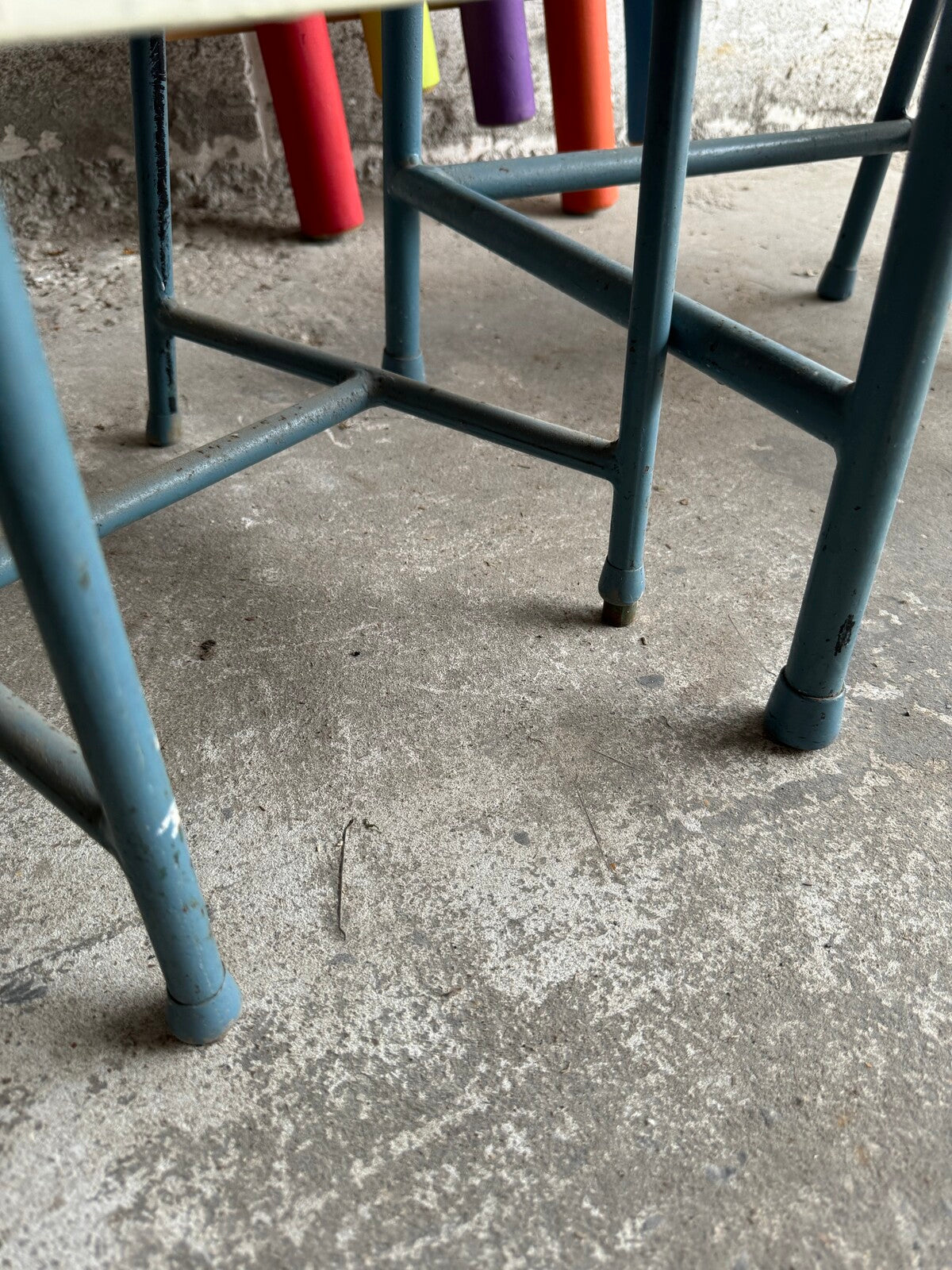 Vintage kinderset met tafel en twee stoelen in wit en blauw