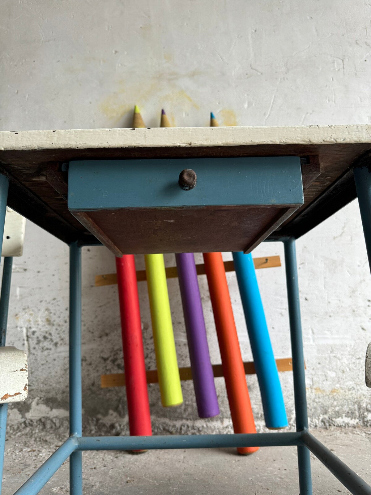 Vintage kinderset met tafel en twee stoelen in wit en blauw