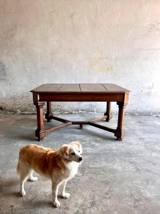 Franse eettafel in neo-renaissance stijl met kruisonderstel