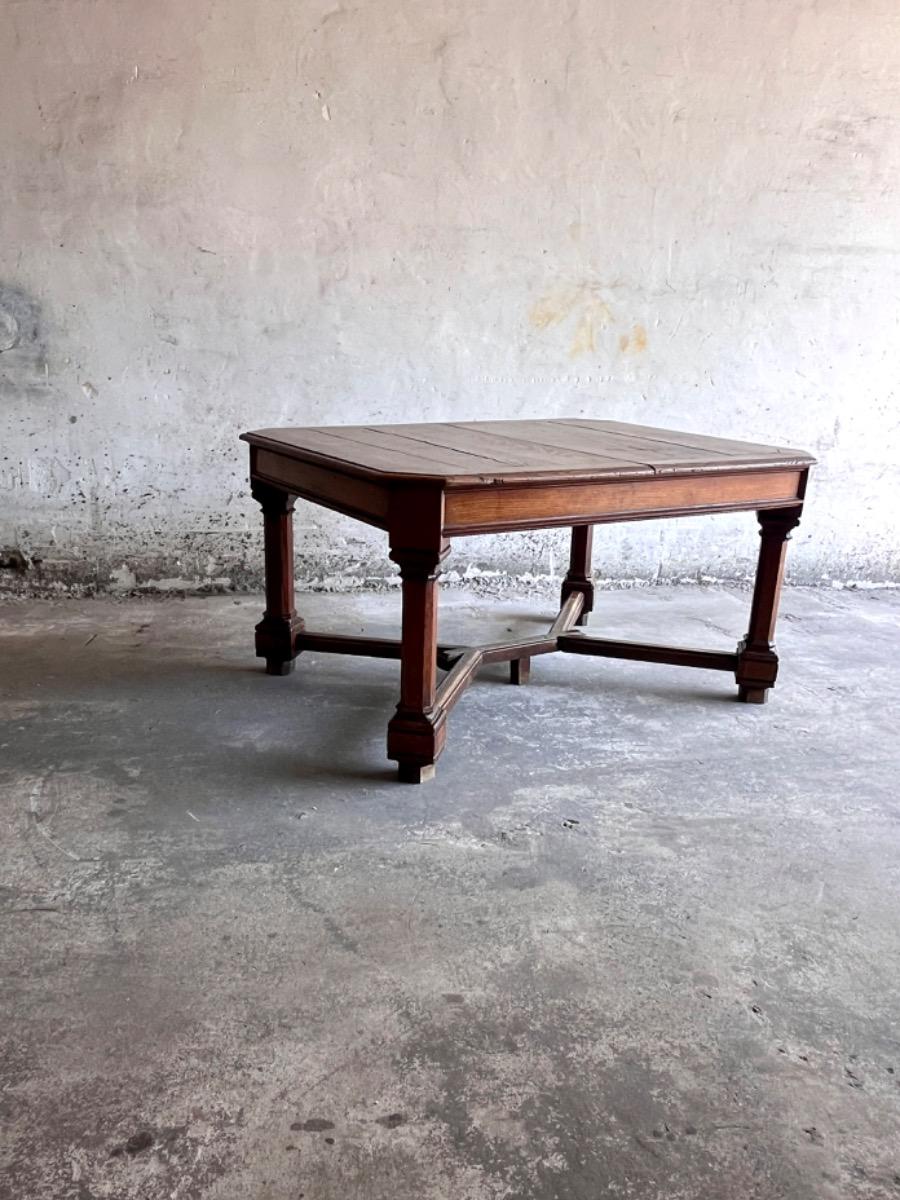 Franse eettafel in neo-renaissance stijl met kruisonderstel