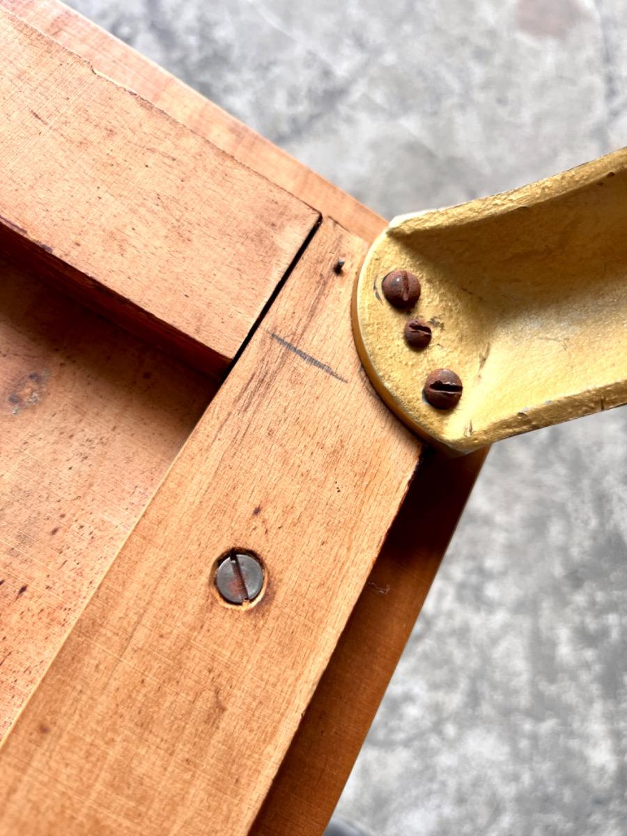 Vintage salontafel met vergulde poten en geometrisch ingelegd blad