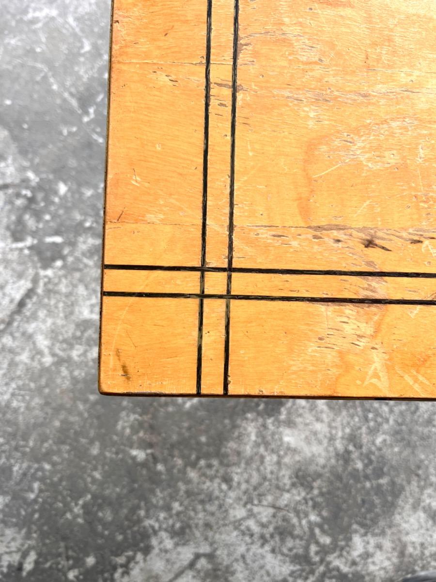 Vintage salontafel met vergulde poten en geometrisch ingelegd blad
