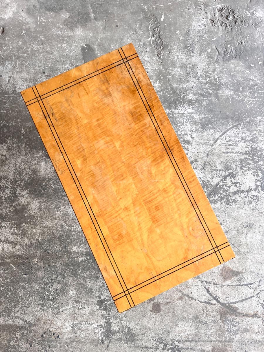 Vintage salontafel met vergulde poten en geometrisch ingelegd blad