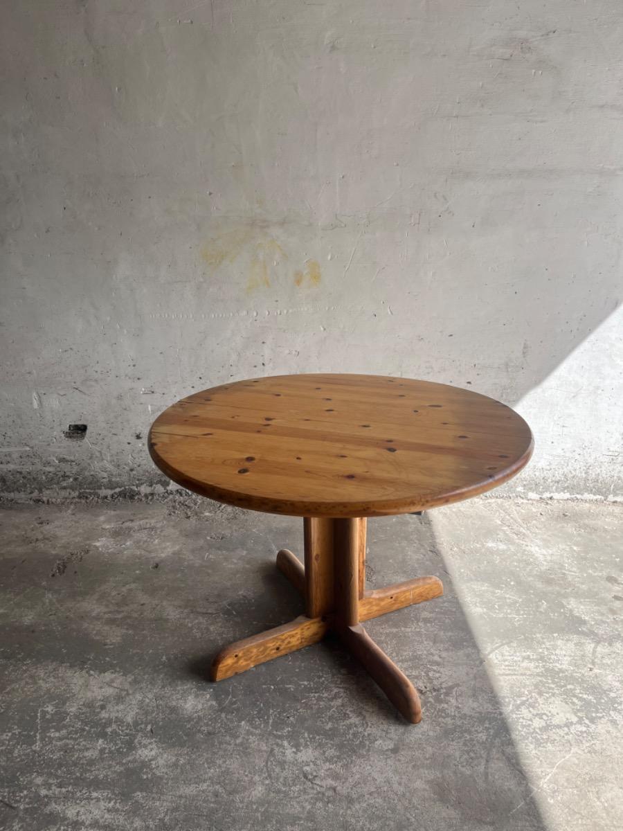 Vintage ronde dennenhouten eettafel uit de jaren 60–70