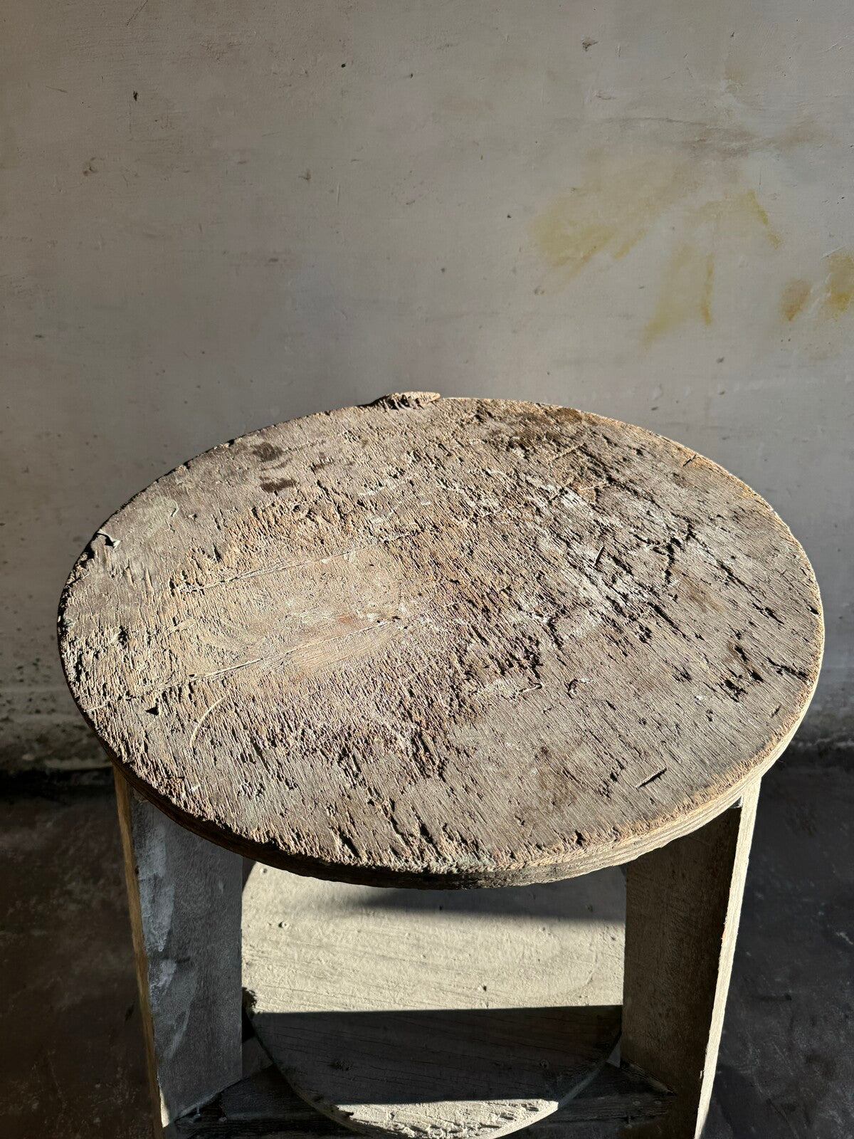 Rustieke houten bijzettafel met doorleefd karakter