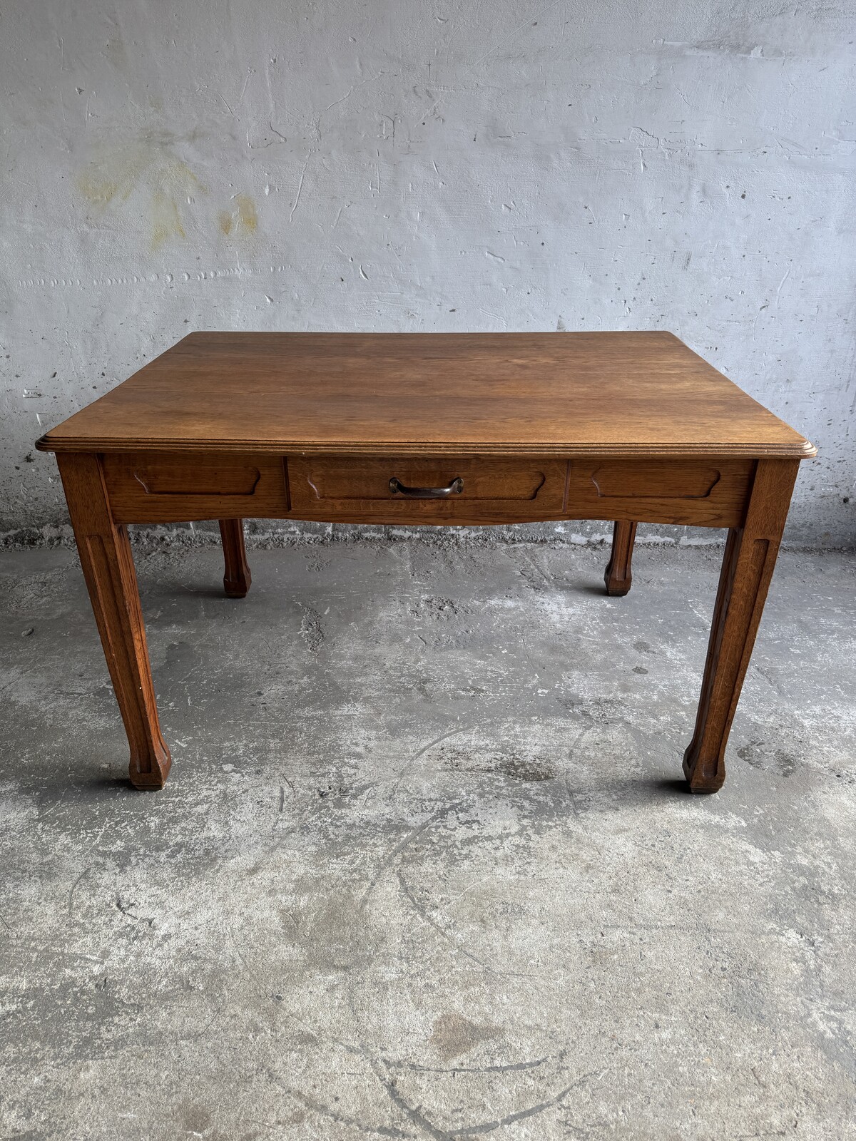 Art nouveau tafel in goede staat met rijke donker bruine patina. 