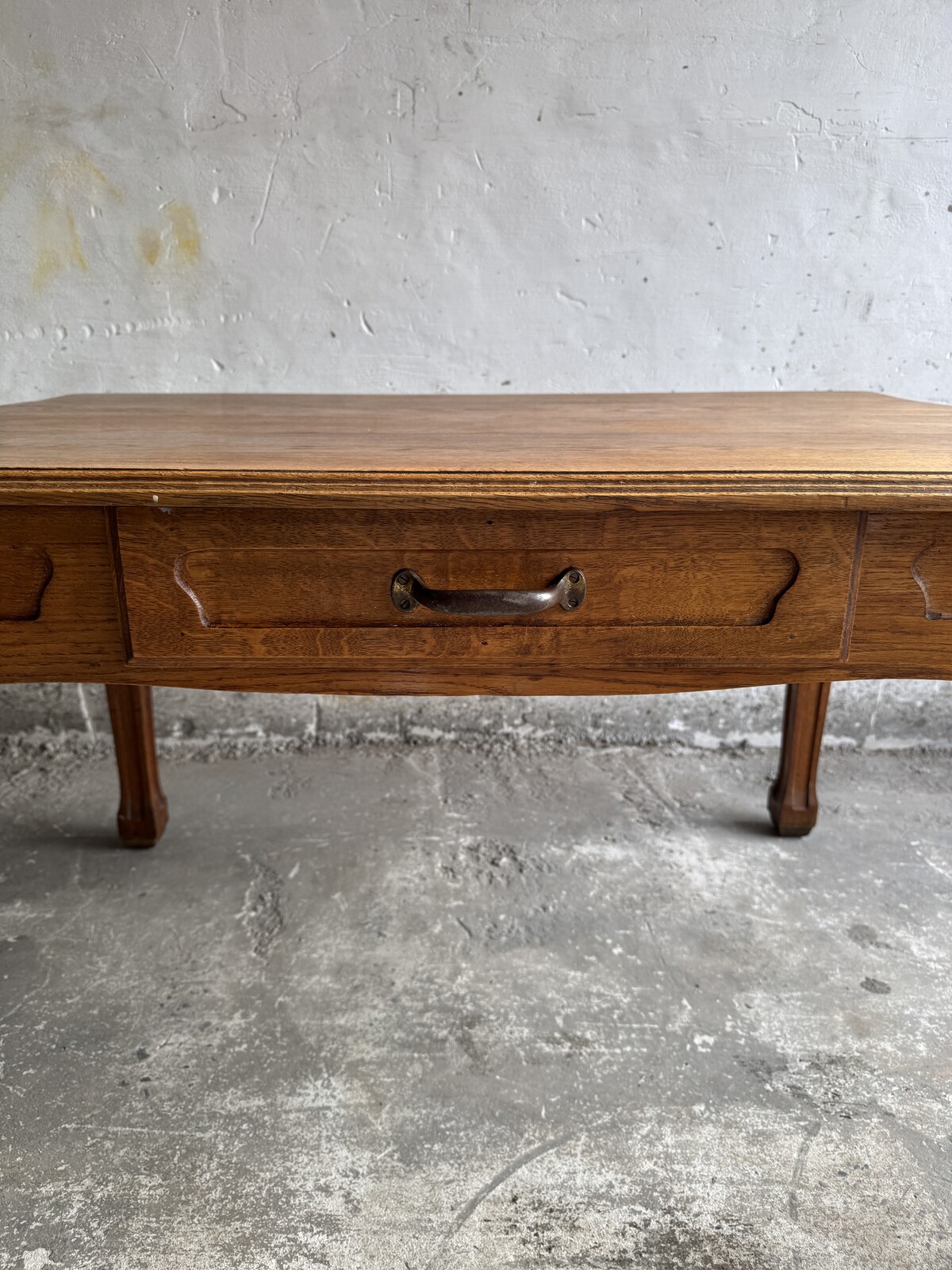 Art nouveau tafel in goede staat met rijke donker bruine patina. 