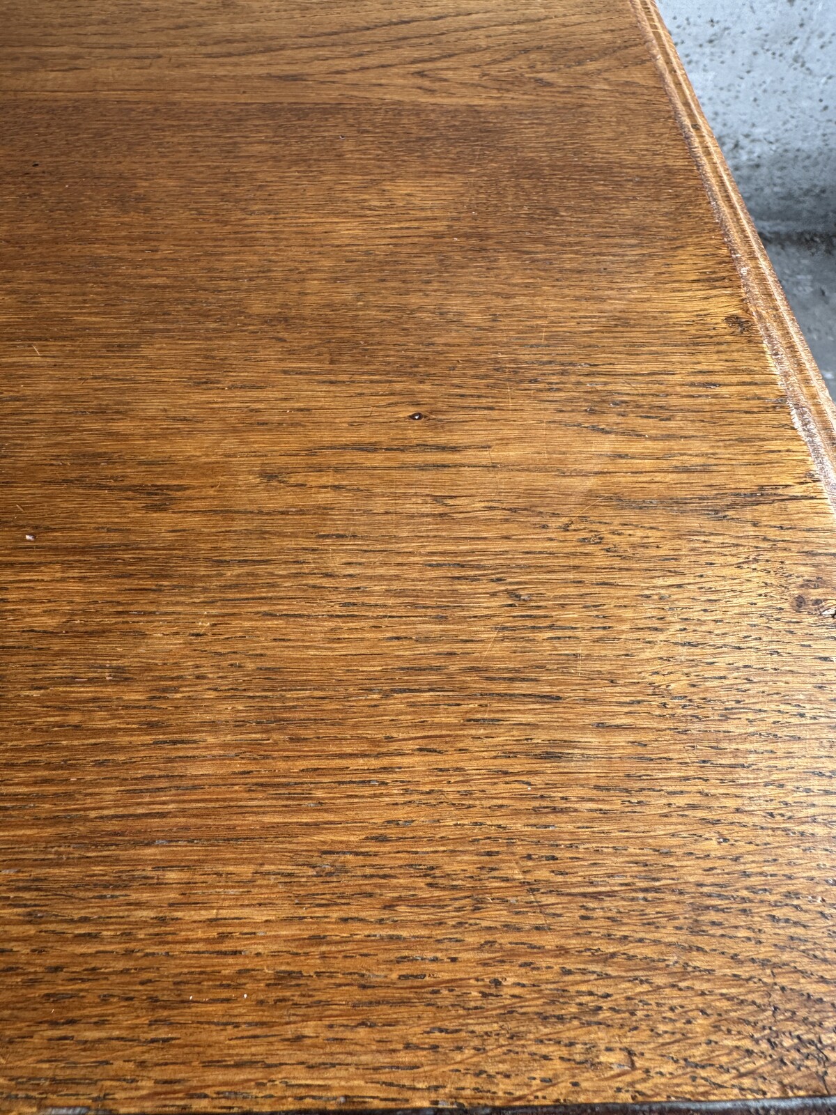 Art nouveau tafel in goede staat met rijke donker bruine patina. 