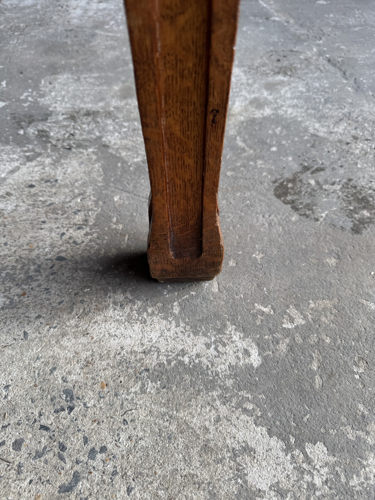 Art nouveau tafel in goede staat met rijke donker bruine patina. 