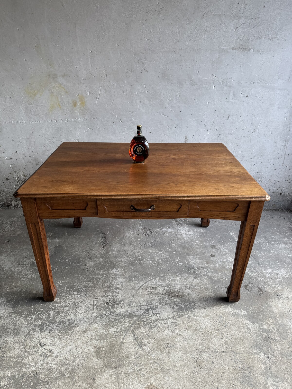 Art nouveau tafel in goede staat met rijke donker bruine patina. 