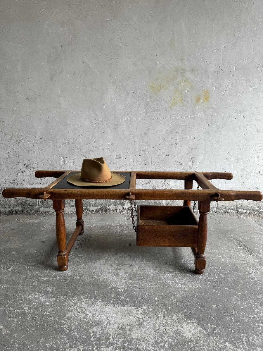 Brutlistic oak stone coffeetable with ironchains