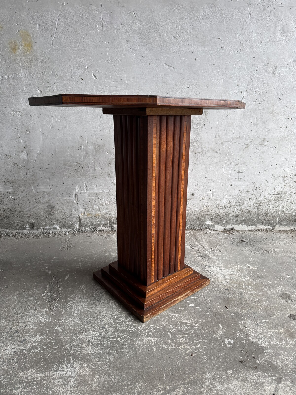 Interbellum bijzet tafel met prominente houtnerf