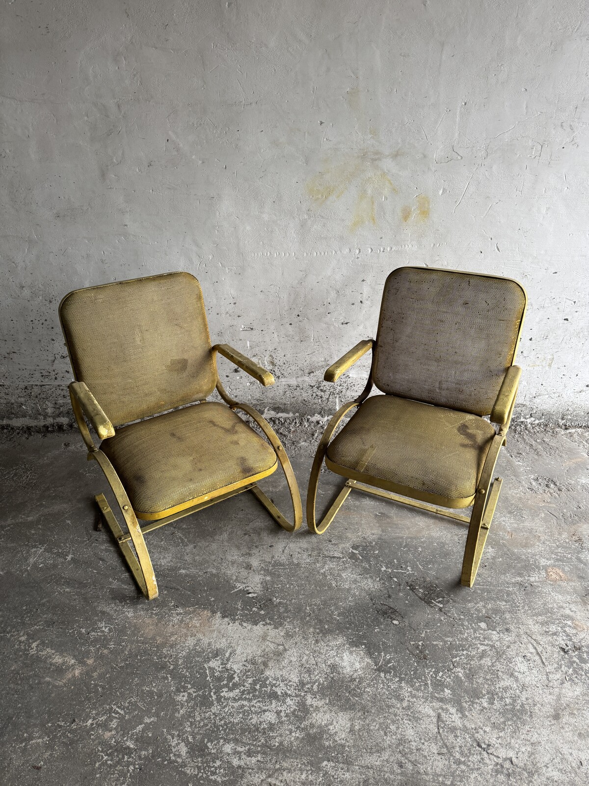 Pair of 1950's metal pattio bouncy chairs. 