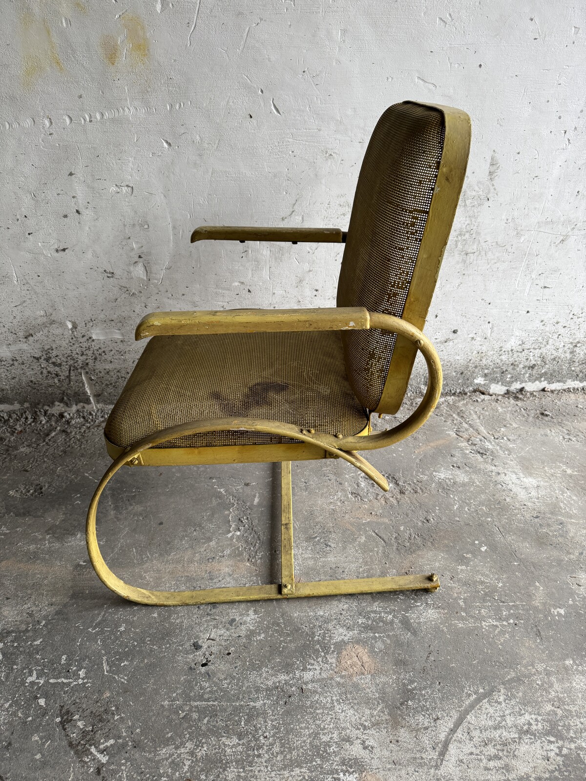 Pair of 1950's metal pattio bouncy chairs. 