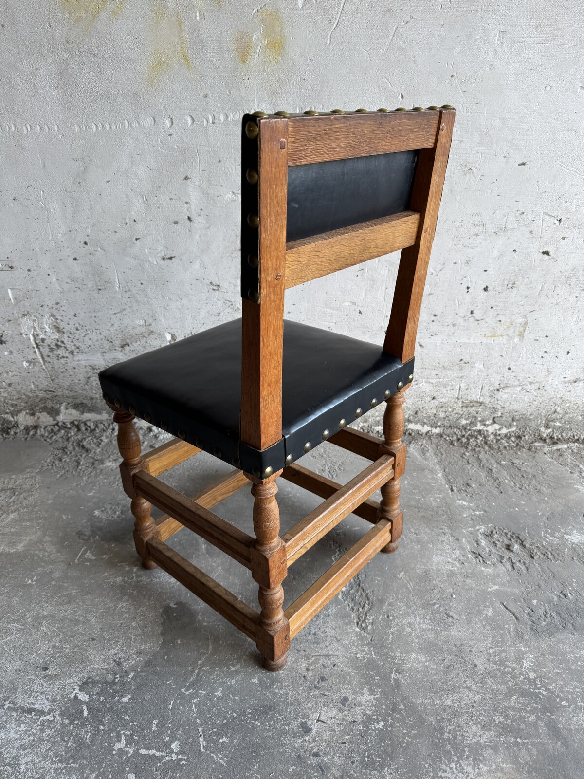 Set of 8 Wooden and leather antique flemish chairs. 