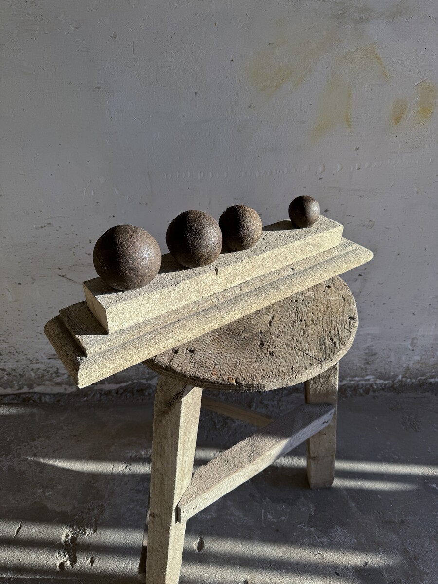 Set van 4 kanonballen C. 1800 op een decartieve stenen stand uit het atelier van Walter De Buck