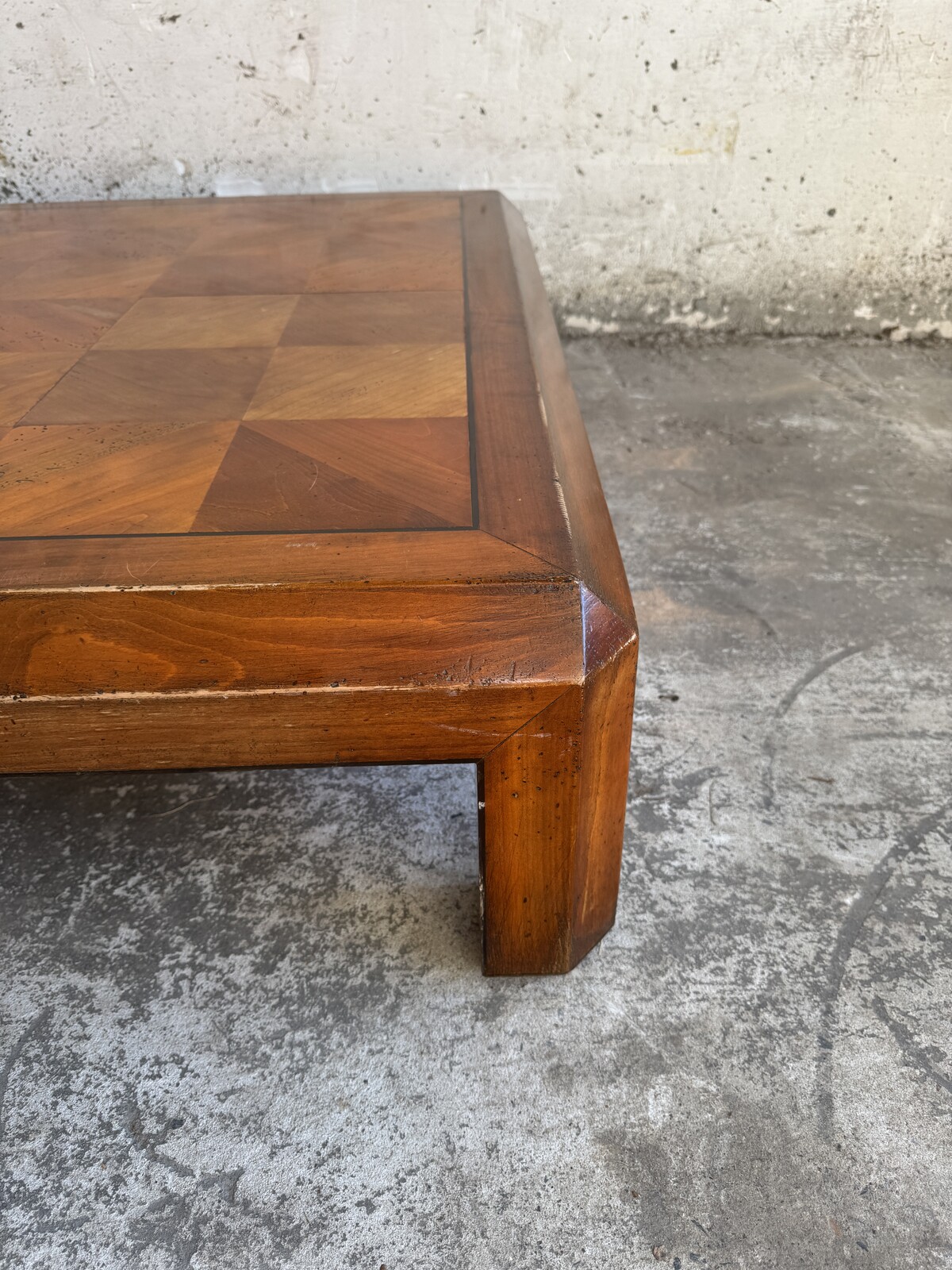 Stunning wooding coffee table with detailed inlay