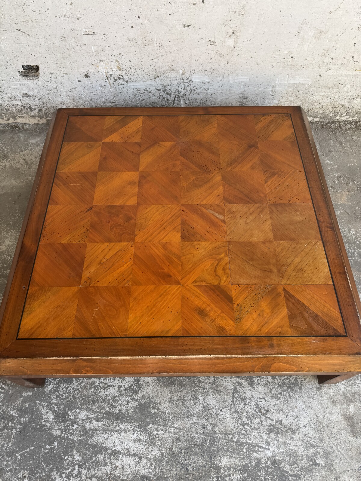 Stunning wooding coffee table with detailed inlay