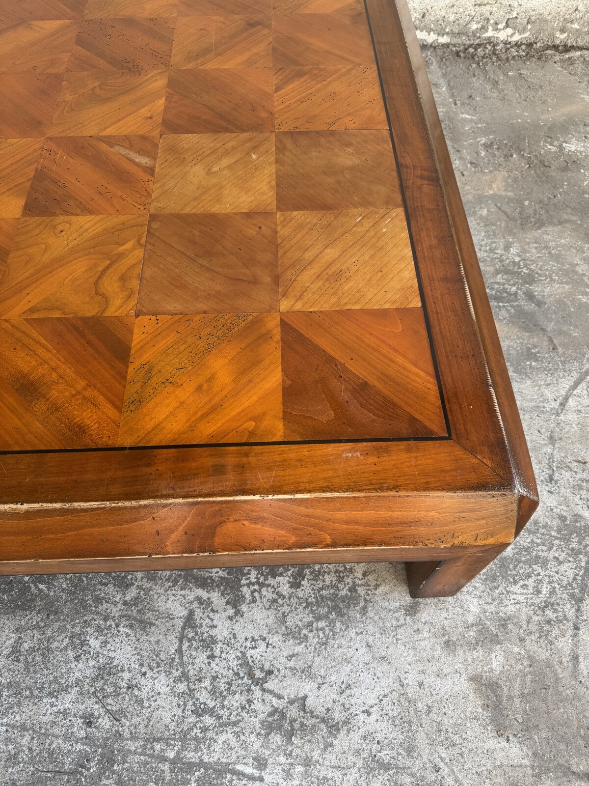 Stunning wooding coffee table with detailed inlay