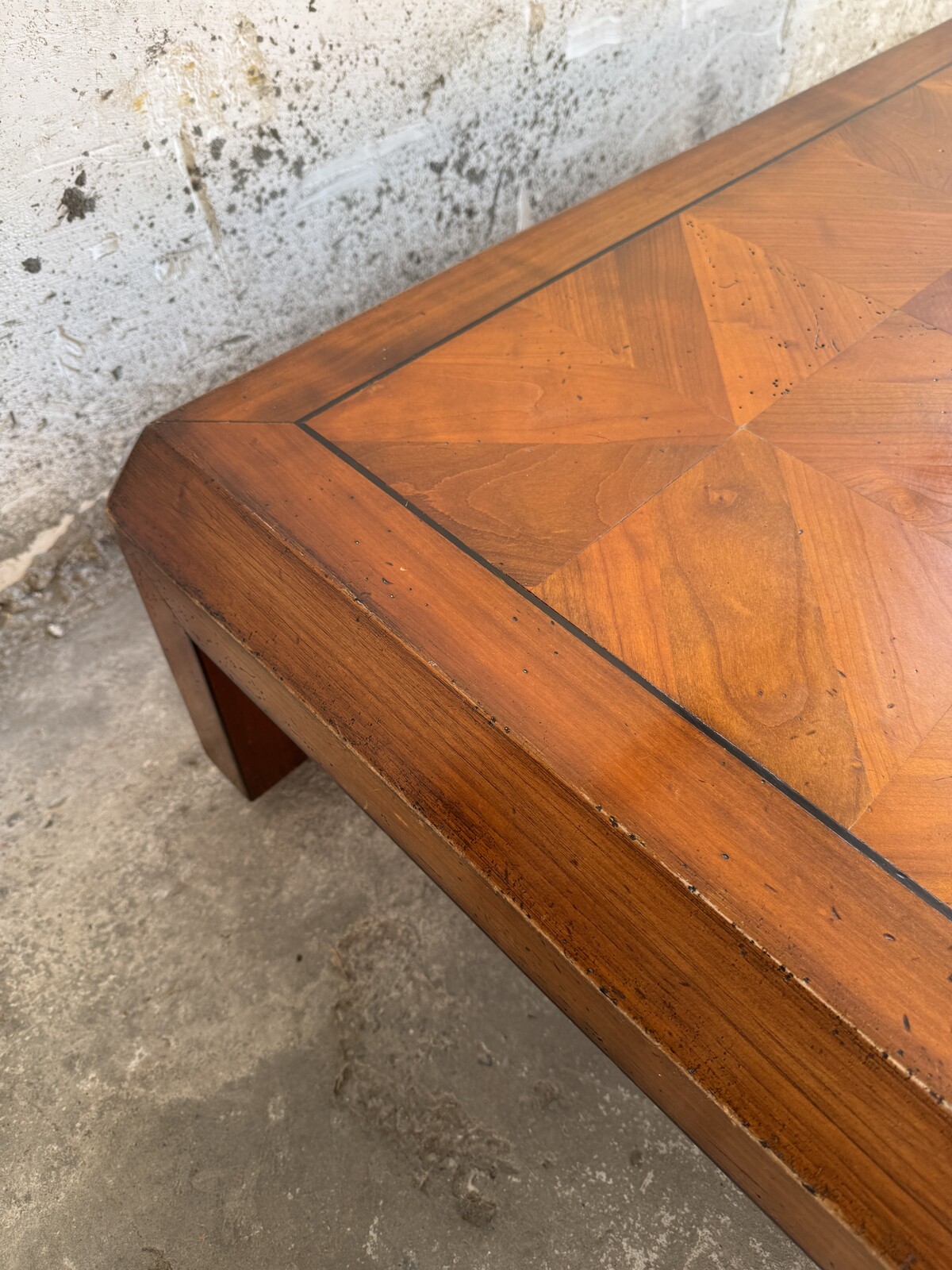 Stunning wooding coffee table with detailed inlay